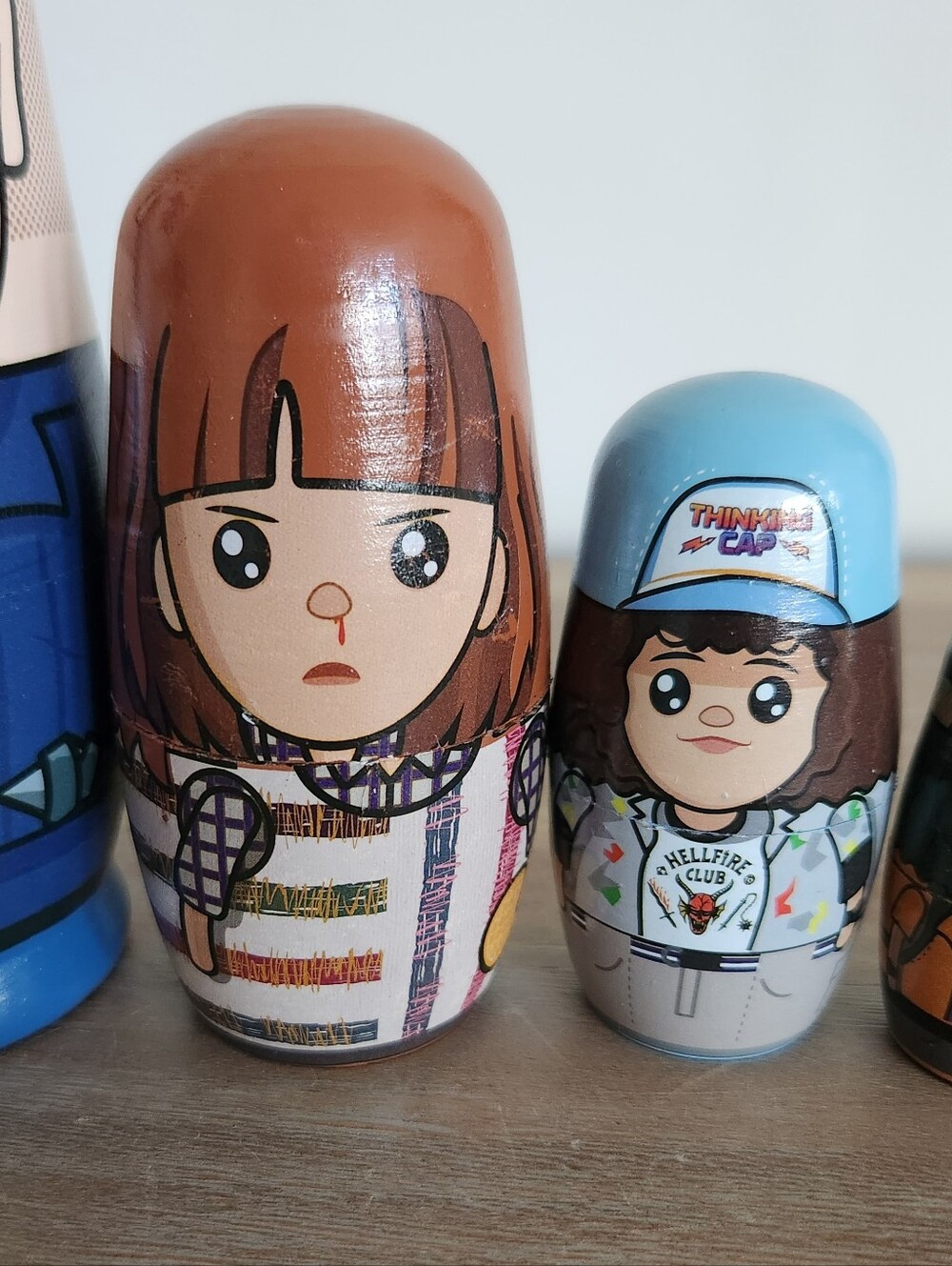📺 Stranger Things Wooden Nesting Dolls Set | Hawkins Crew Collectible Netflix - Picture 3 of 11